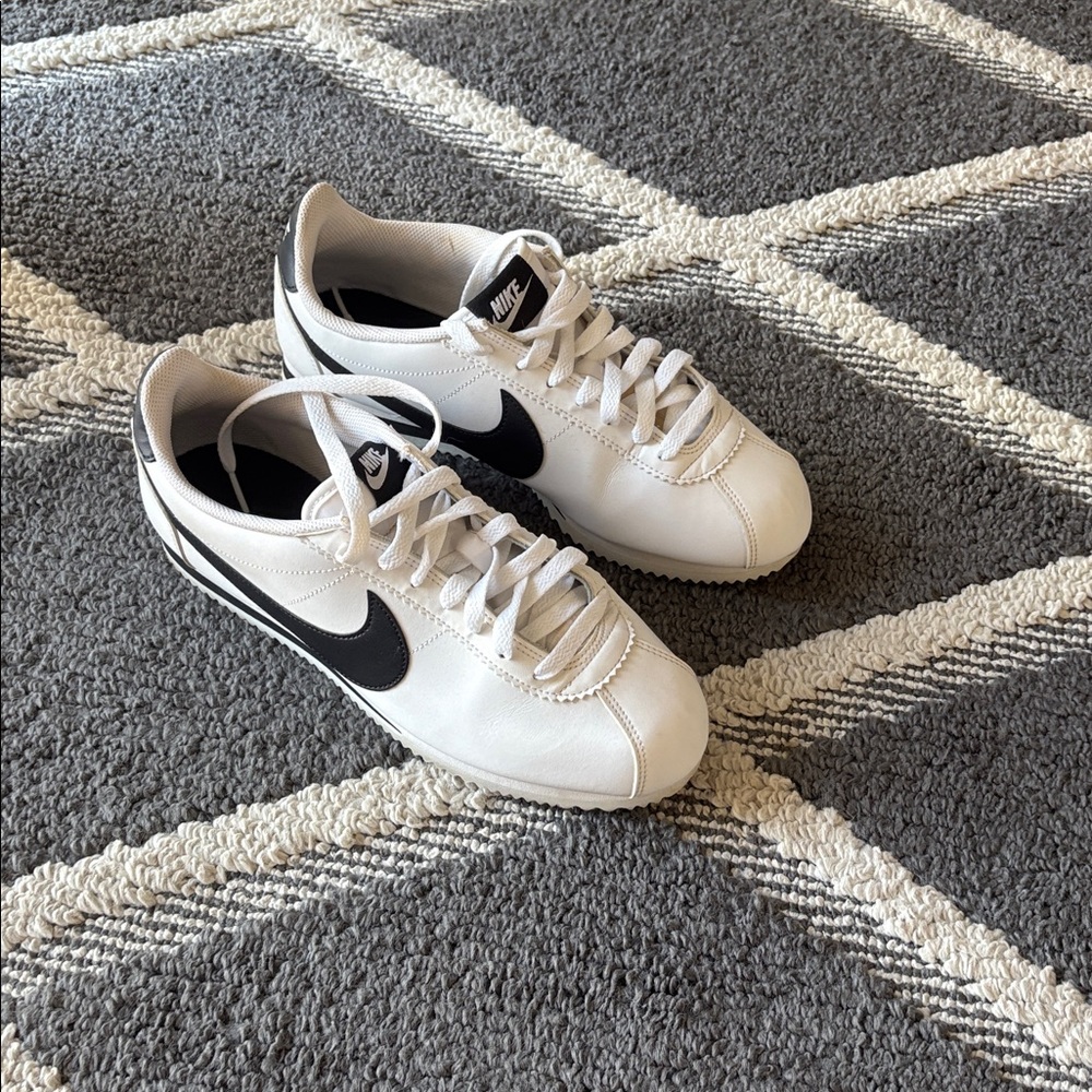 Nike Women's White and Black Sneakers